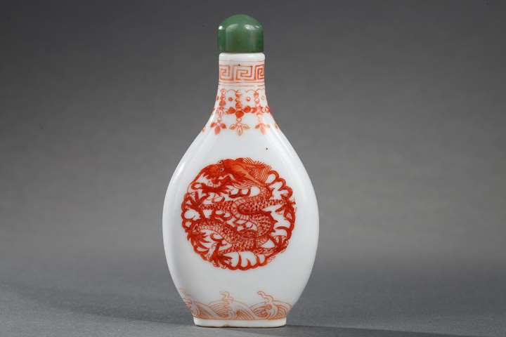 Snuff bottle jade nephrite finely engraved with brocade (very well hollowed) (small white spot !!)
